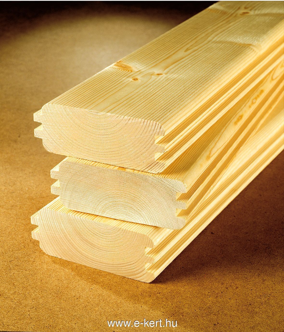 A szauna kabin falai 45 mm vastag vízszintes gerendákból épülnek