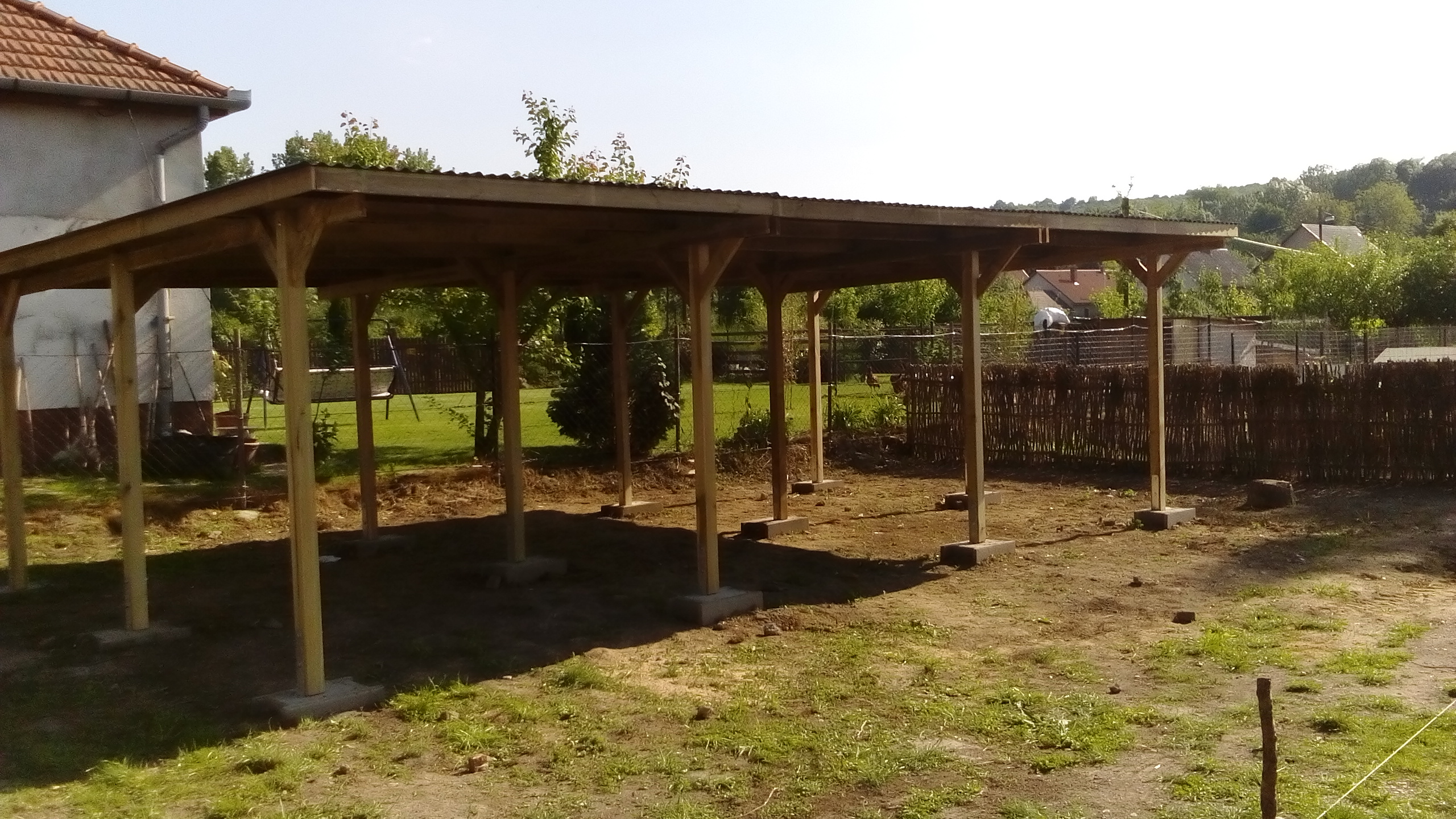 nyitott garázs építés fából